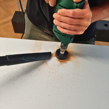 Bohrlöcher setzen für Artemide Schreibtischleuchten