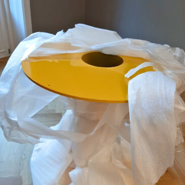 Auspackmoment – der gelbe Tisch, erstes Farbstatement